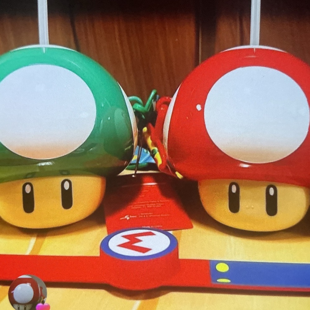 ONE 1️⃣ NEW SUPER NINTENDO 
WORLD MUSHROOM SIPPER CUP RED
OR GREEN - Picture 2 of 12